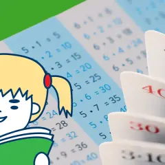 Uśmiechnięta dziewczynka z warkoczykami czyta książkę, na tle której widać tabliczkę mnożenia i karty do nauki.