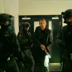 Akcja na korytarzu: uzbrojeni policjanci otaczają mężczyznę. Nowości na Netflixie w akcji!