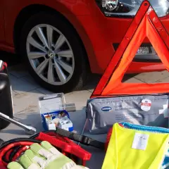 Zestaw awaryjny do samochodu: kanister, klucz, apteczka, kamizelka odblaskowa, latarka. Gotowość na każdą drogę z tym zestawem edc samochód.
