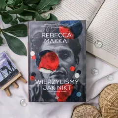Wierzyliśmy jak nikt. Okładka książki "Wierzyliśmy jak nikt" Rebekki Makkai, obok mały obrazek z widokiem na niebo.