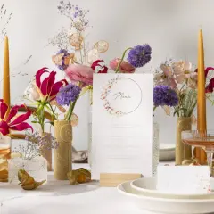 Table de fête pour un baptême : menu, fleurs, bougies et coupes de champagne. Ambiance diy et champêtre.