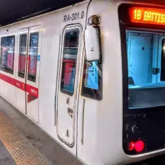 Treno della metro di Roma, linea A, con destinazione Battistini. Controlla l'orario chiusura metro per non perderlo.