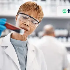 Wissenschaftlerin im Labor untersucht eine Probe. Ein Blick auf den MSCI World Healthcare ETF.