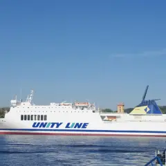 Duży prom Unity Line na wodzie, idealny na rejsy statkiem Świnoujście-Międzyzdroje.