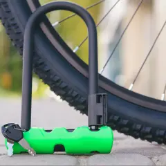 Zielona szekla z kluczykami to solidne jakie zapięcie do roweru. Chroni rower przed kradzieżą, zapewniając spokój podczas postoju.