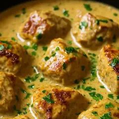 Sauté de porc à l'ancienne, tendre et savoureux, baignant dans une sauce crémeuse et parsemé de persil frais. Un plat réconfortant.