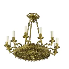 Un lustre en bronze doré, orné de motifs floraux complexes, prêt à être relooké pour retrouver tout son éclat.