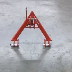 Rotes Schlepperdreieck Kat. 0, bereit für den Einsatz auf dem Hof.