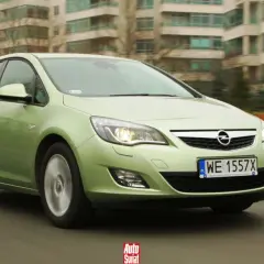 Zielona Astra na drodze, zastanawiasz się, ile pali Opel Astra? Ten model może być ekonomiczny.