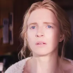 Le visage d'une femme blonde aux yeux bleus, l'air préoccupé, dans la happy série saison 3.