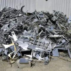 Góra poskręcanego metalowego złomu, pozostałość po procesie hutniczy ubytek.