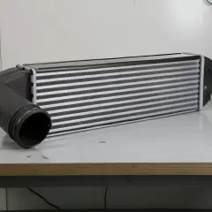 Uszkodzony intercooler w dieslu objawy: utrata mocy, dymienie, nierówna praca silnika. Ten element jest kluczowy dla prawidłowego działania turbosprężarki.