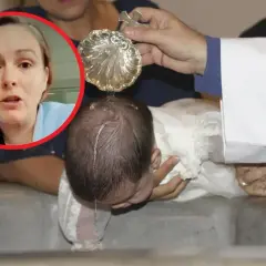 Kobieta w okręgu patrzy na uroczystość chrztu dziecka. Woda święcona spływa po głowie niemowlęcia.