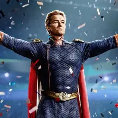 Homelander, en costume bleu et rouge, bras écartés sous une pluie de confettis. L'attente de the boys saison 5 date de sortie est insoutenable.
