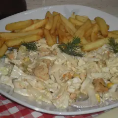 Kebab na talerzu z frytkami i surówką.