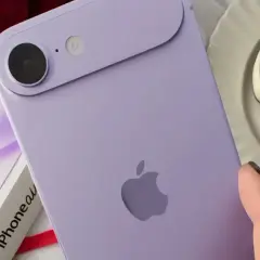 Fioletowy iPhone 17 Air obok pudełka, malin i serduszkowych ciasteczek.
