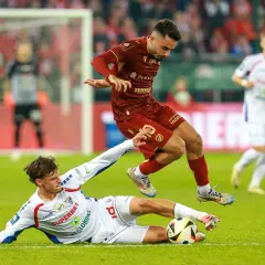Piłkarz Widzewa Łódź walczy o piłkę z zawodnikiem Górnika Zabrze. Intensywna akcja na boisku.