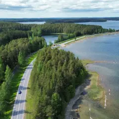 Malownicze jeziora i lasy, droga wijąca się przez zielone krajobrazy. Idealne lato w Finlandii.