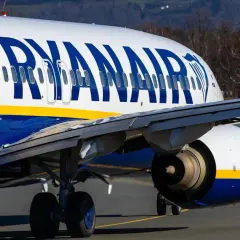 Samolot Ryanair na płycie lotniska. Szybka odprawa online to klucz do udanej podróży tym przewoźnikiem.