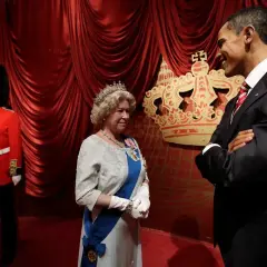 Figury woskowe w Muzeum Figur Woskowych Warszawa: Królowa Elżbieta II, Barack Obama i strażnik.