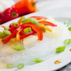 Leckeres Glasnudel Rezept mit Paprika, Ananas und Frühlingszwiebeln, garniert mit Sojasauce.