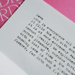 Piękny wiersz o miłości i tęsknocie, z tekstem "love is everywhere" na białej kartce, obok różowej okładki z napisem "AUDRE LORDE".