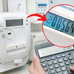 Kalkulator pokazuje odczyt 2005.649 kWh, który jest powiązany z licznikiem energii elektrycznej. To pokazuje, jak śledzić zużycie prądu, a kody obis mogą pomóc w analizie.