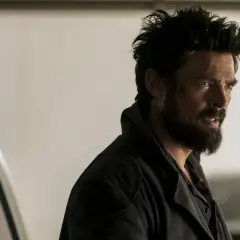 Karl Urban mit zerzaustem Haar und Bart, bereit für seine nächsten Filme und Serien.