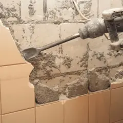 Skuwanie kafelków samodzielnie? Zrób to dobrze i bezpiecznie!
