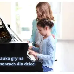 Dziewczynka uczy się grać na pianinie pod okiem nauczycielki. Nauka gry na instrumentach dla dzieci to wspaniała przygoda.