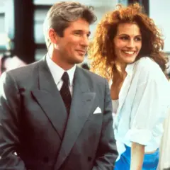 Richard Gere och Julia Roberts, rollistan i Pretty Woman, ler mot varandra i en butik.