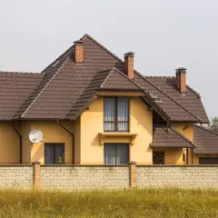 Jakie elewacje najlepiej komponują się z brązowym dachem?