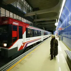 Una mujer espera en la estación de Llamazares a su tren Renfe, quizás rumbo a Valencia o Asturias.