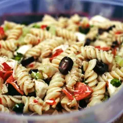 Fusilli-Nudelsalat mit Oliven, Paprika und Brokkoli, perfekt als salat zum grillen.