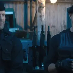 Jason Statham i Sylvester Stallone w czarnych beretach i kamizelkach taktycznych, gotowi do akcji w filmie "Niezniszczalni 5".