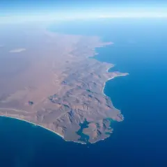 Widok z lotu ptaka na górzyste wybrzeże i ocean. Takie krajobrazy pomagają zrozumieć, gdzie leży Madagaskar.