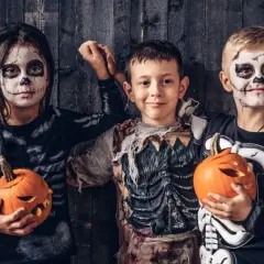 Dzieci w strojach szkieletów z dyniami. Zobacz, jak pomalować dziecko na Halloween, by wyglądało przerażająco!