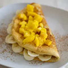 Prosty przepis na puszysty omlet na słodko z owocami i czekoladą