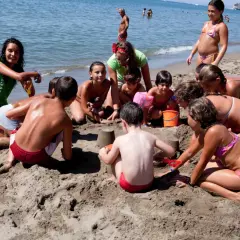 Bambini giocano con la sabbia sulla spiaggia, un momento di divertimento al santapomata camping.
