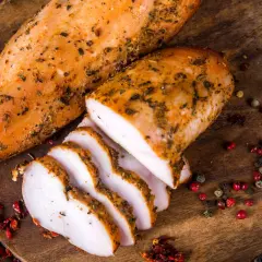 Délicieux poulet fumé, prêt à être dégusté. Une recette simple et savoureuse pour un repas parfait.