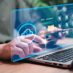 Interface numérique montrant des icônes de documents et un dossier, avec une barre de progression. Un doigt interagit avec l'écran, illustrant des solutions de dématérialisation.