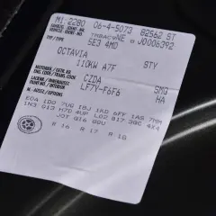 Naklejka z danymi pojazdu, w tym kod silnika po VIN VW dla Octavii.