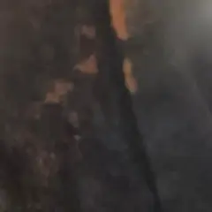 Macchie di candeggina su tessuto scuro, un problema comune per cui i rimedi della nonna sono sempre utili.