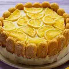 Orzeźwiające tiramisu cytrynowe, ozdobione plasterkami cytryny i biszkoptami. Idealne na letnie popołudnie.