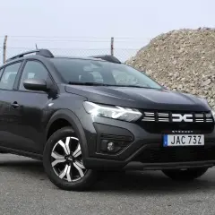 En mörkgrå Dacia Sandero Stepway står parkerad utomhus. Bilen är redo för ett däcktest.