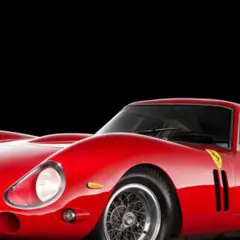 Ikoniczny czerwony Ferrari 250 GTO z lat 60. na czarnym tle.