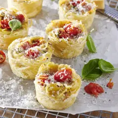 Schnell sektempfang fingerfood hochzeit: Kleine Nudel-Törtchen mit Tomaten und Parmesan, perfekt für jeden Anlass.
