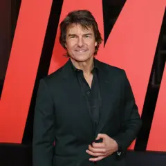 Tom Cruise w garniturze, gotowy na kolejną misję niemożliwą.