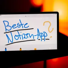 Auf einem Tablet steht in blauer Schrift "Beste Notizen-App?". Ein gelbes Fragezeichen und ein Punkt ergänzen die Frage. Ein gutes Lesezeichen für digitale Notizen.