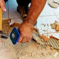 Jak skutecznie skuć kafelki? Poradnik krok po kroku i analiza kosztów